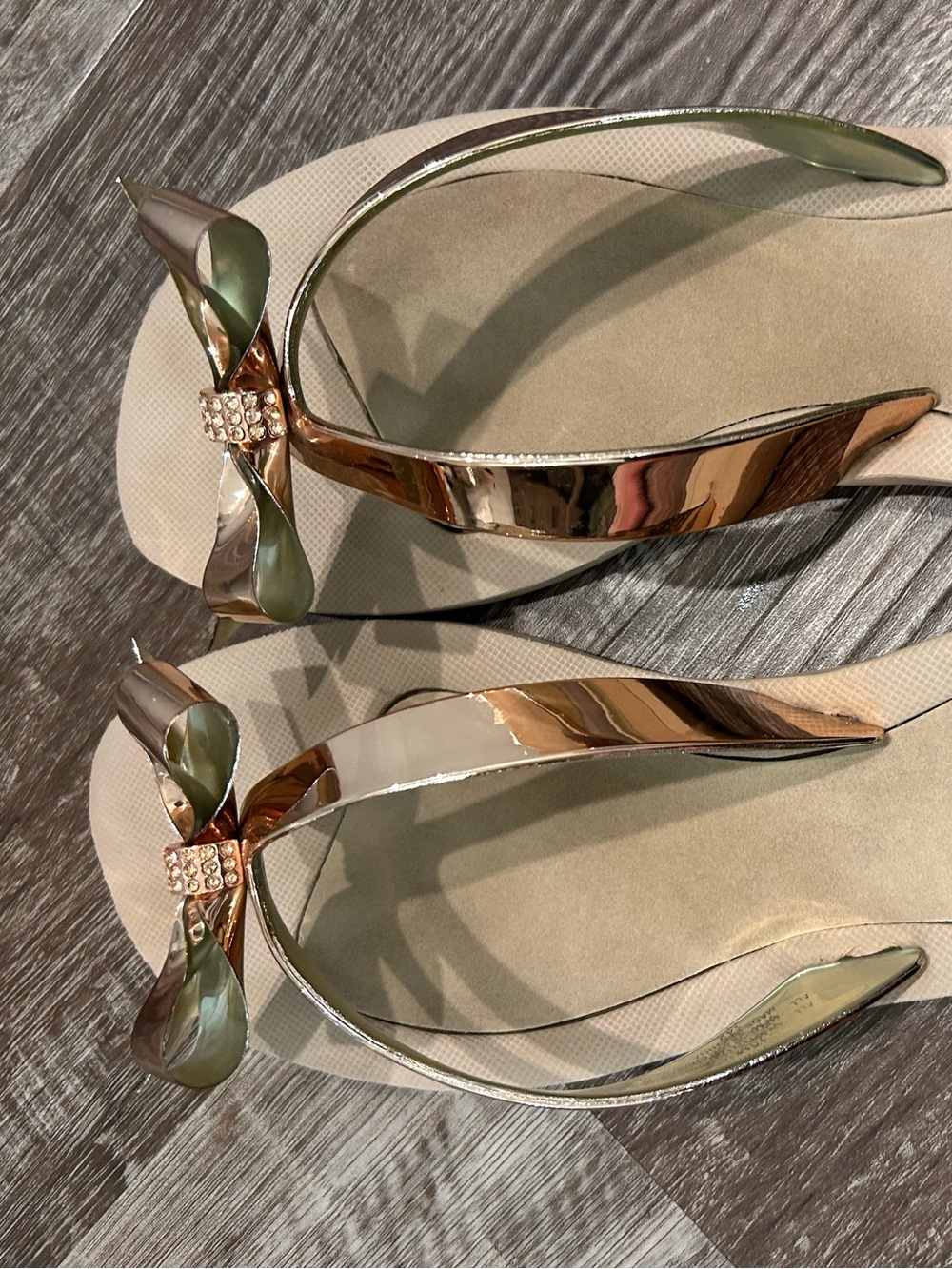 GUESS Rose Gold and Beige Bow Flip Flop Sandals